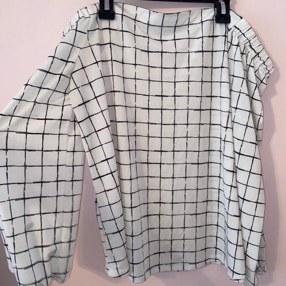 SOLD🌟black and white off the shoulder top - Picture 2 of 2